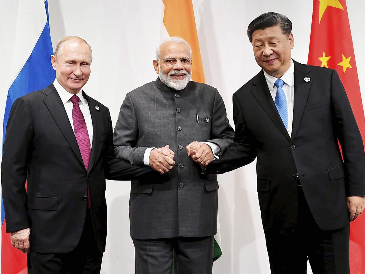 SCO Summit 2025: Modi, Putin & Xi Strengthen Global Ties 2 Modi, Putin, and Xi Jinping share a cordial handshake at the SCO Summit 2025 in Tianjin, symbolizing Eurasian unity.