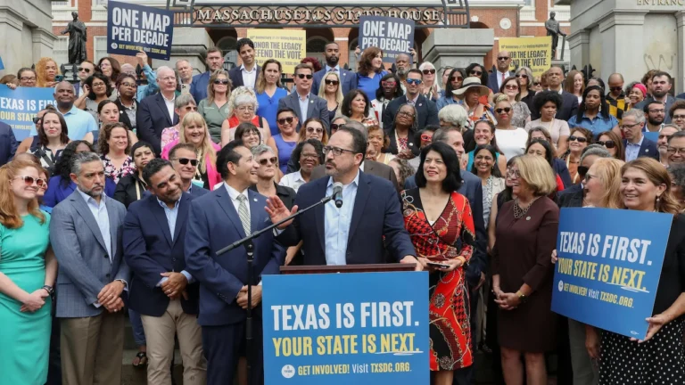 US Redistricting Battle 2025: Trump Allies vs Courts – What’s Next? 7 US Redistricting Battle 2025 political map showing Republican vs Democrat divide