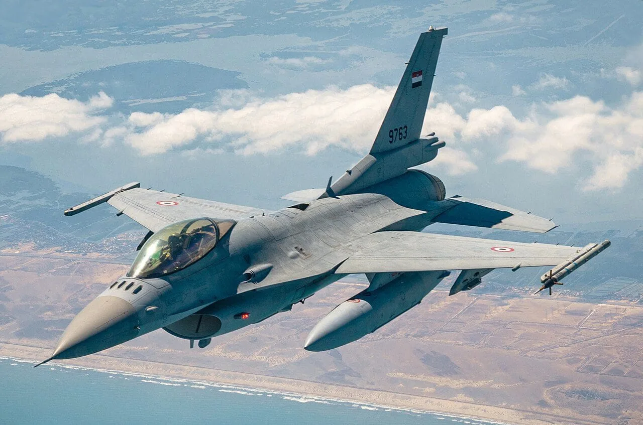 Top 10 Largest Air Forces in the World 2025: Full Ranking 9 Egyptian Air Force F-16 fighter jet over desert terrain