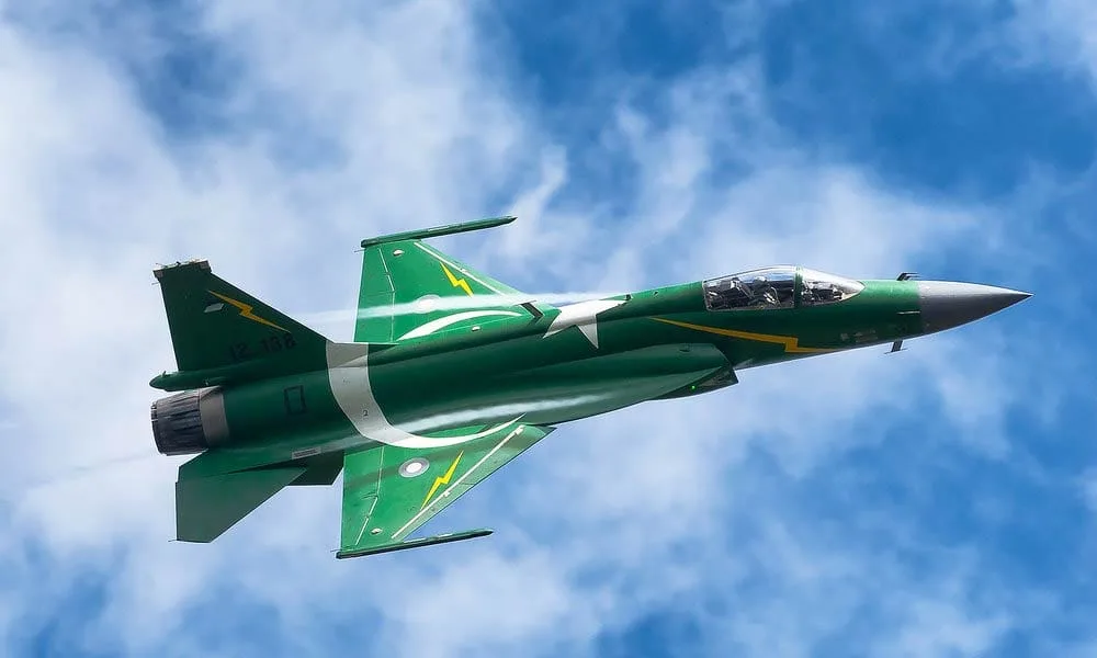 Top 10 Largest Air Forces in the World 2025: Full Ranking 8 Pakistan Air Force JF-17 Thunder fighter jet in flight