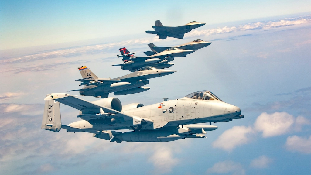 Top 10 Largest Air Forces in the World 2025: Full Ranking 2 United States Air Force jets in formation